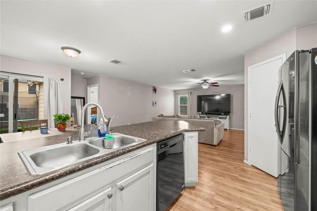715 Estes PARK, Taylor, TX 76574