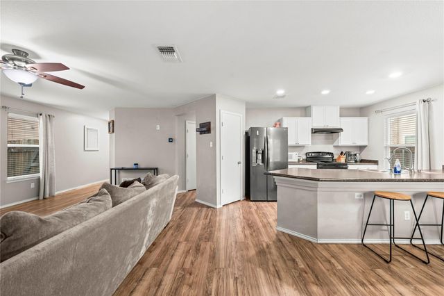 715 Estes PARK, Taylor, TX 76574