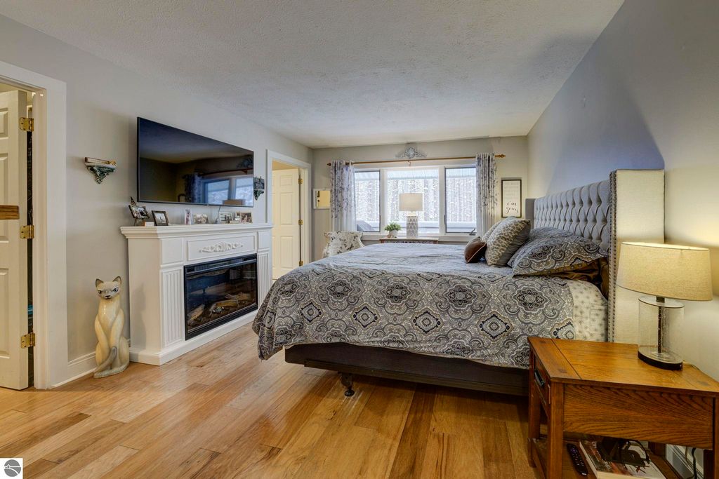 Image 4 of property listing at 16355 Hunt Club Road, Lake Ann, MI 49650