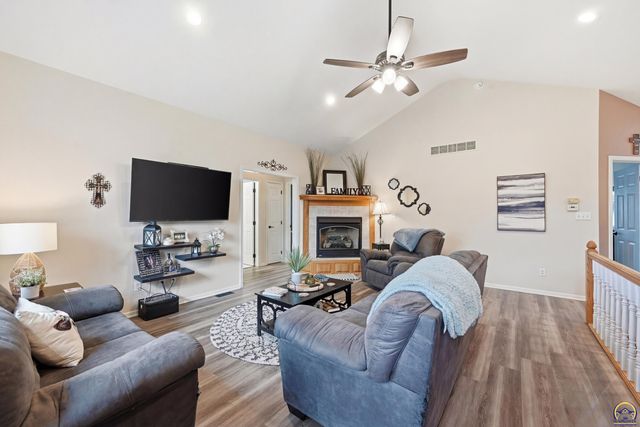 6016 NE Olympia ST, Topeka, KS 66617