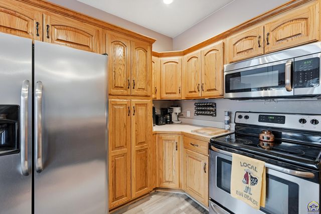 6016 NE Olympia ST, Topeka, KS 66617