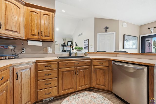 6016 NE Olympia ST, Topeka, KS 66617