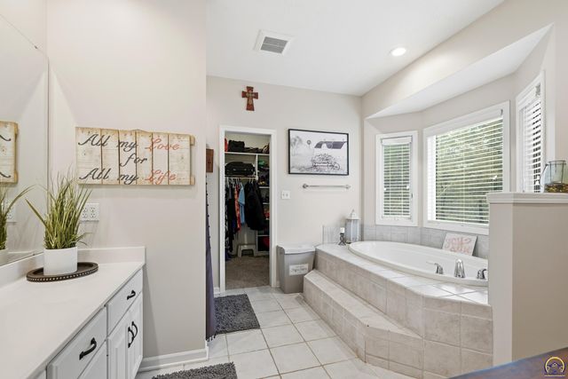 6016 NE Olympia ST, Topeka, KS 66617