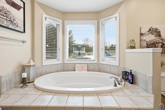 6016 NE Olympia ST, Topeka, KS 66617