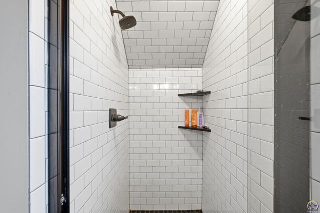 6016 NE Olympia ST, Topeka, KS 66617