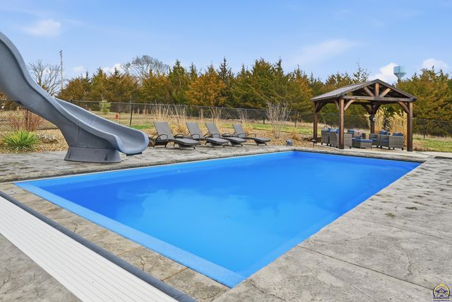 6016 NE Olympia ST, Topeka, KS 66617