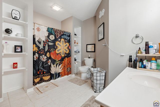 6016 NE Olympia ST, Topeka, KS 66617