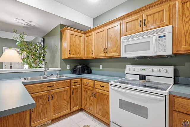 6016 NE Olympia ST, Topeka, KS 66617