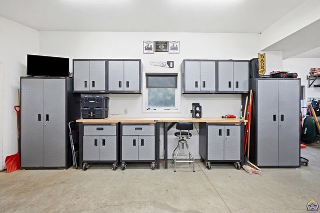 6016 NE Olympia ST, Topeka, KS 66617