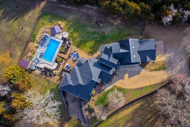 6016 NE Olympia ST, Topeka, KS 66617