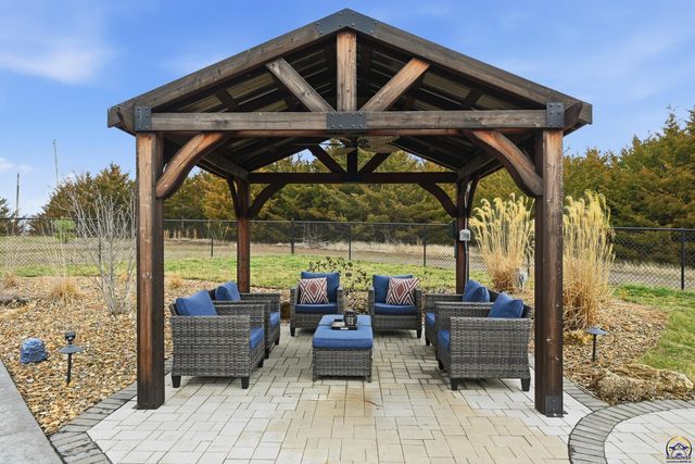 6016 NE Olympia ST, Topeka, KS 66617