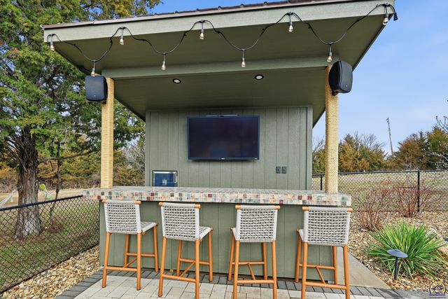 6016 NE Olympia ST, Topeka, KS 66617