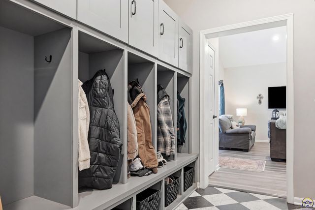 6016 NE Olympia ST, Topeka, KS 66617