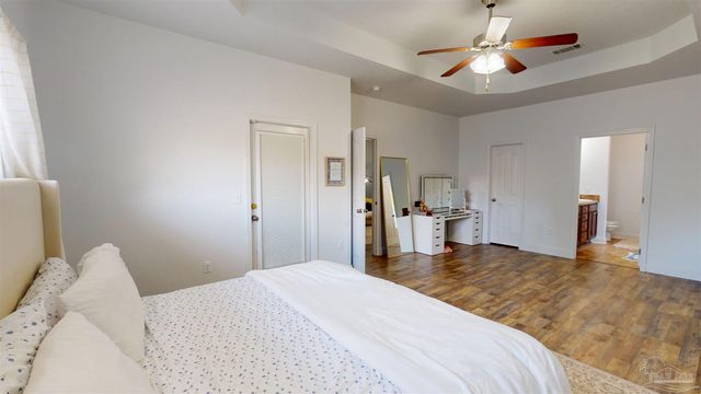 6776 Barnwood Dr, Milton, FL 32570