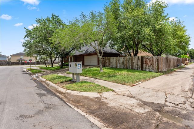 7401 Blue Lake Dr, Corpus Christi, TX 78413