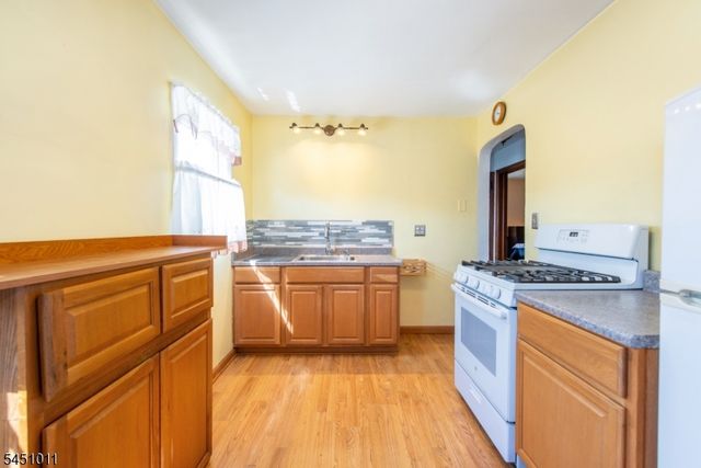 98 Tuella Ave, Elmwood Park Boro, NJ 07407