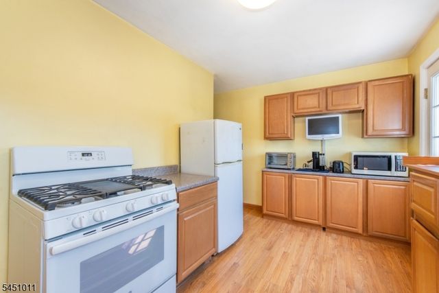 98 Tuella Ave, Elmwood Park Boro, NJ 07407