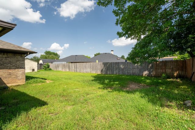 4404 Three Oaks Drive, Arlington, TX 76016
