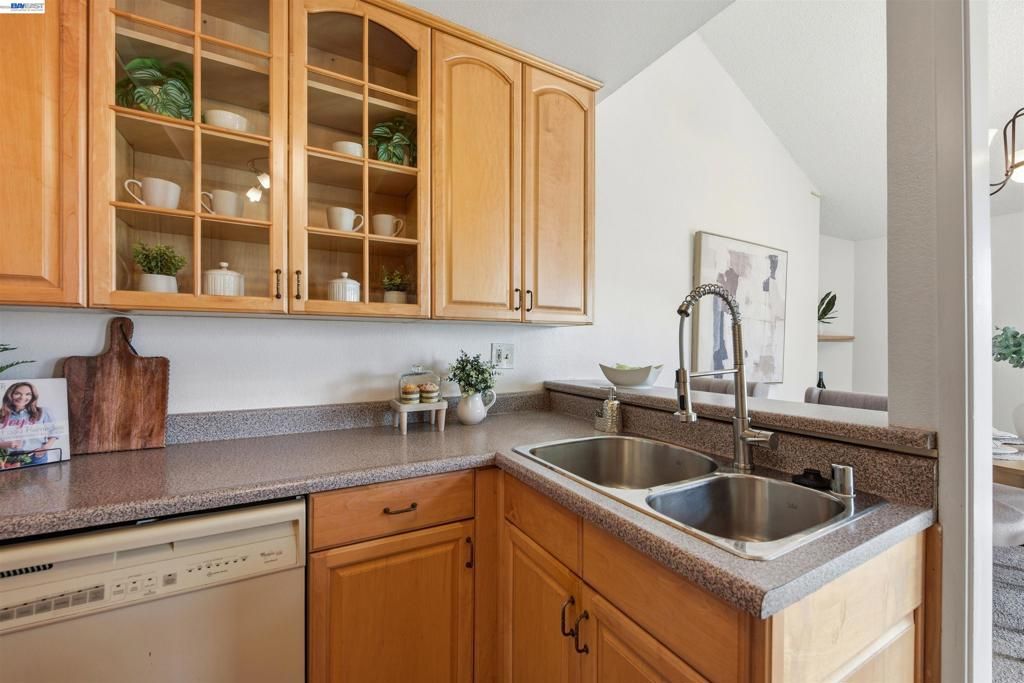 Image 8 of property listing at 25930 Kay Ave 302, Hayward, CA 94545