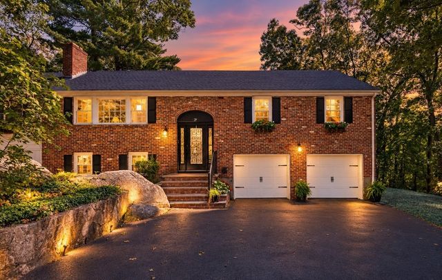 29 Doncaster Circle, Lynnfield, MA 01940