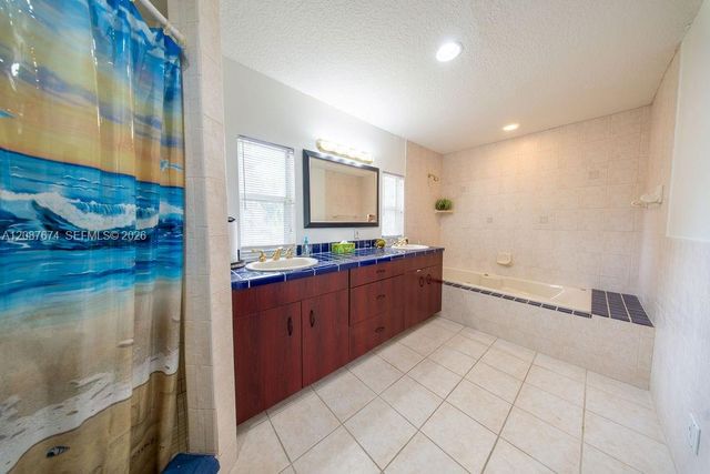 919 S Lakeside Place, Lantana, FL 33462