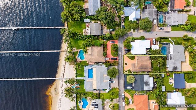 919 S Lakeside Place, Lantana, FL 33462