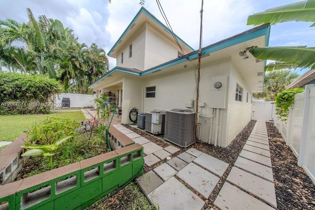 919 S Lakeside Place, Lantana, FL 33462