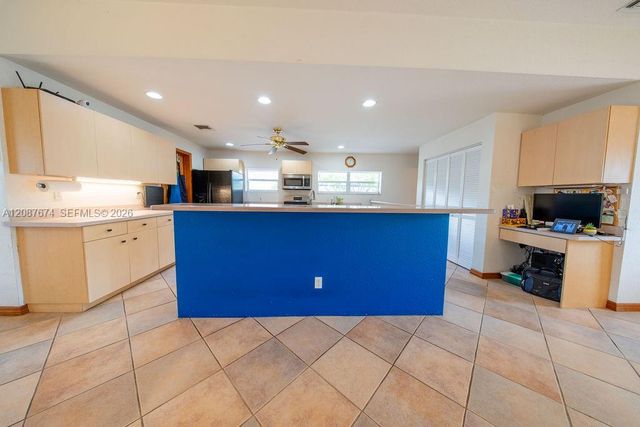 919 S Lakeside Place, Lantana, FL 33462