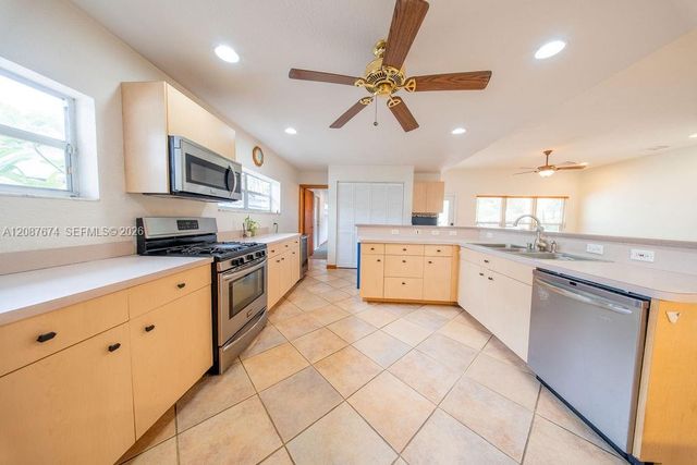 919 S Lakeside Place, Lantana, FL 33462