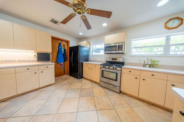 919 S Lakeside Place, Lantana, FL 33462