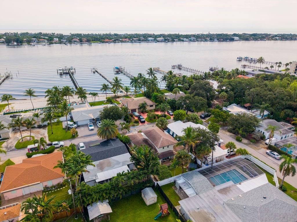 919 S Lakeside Place, Lantana, FL 33462