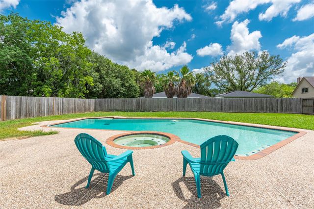 1402 Osborne Drive, Friendswood, TX 77546