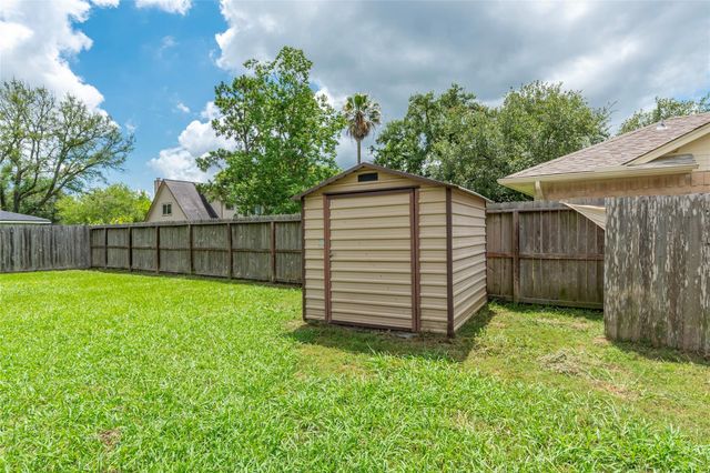 1402 Osborne Drive, Friendswood, TX 77546