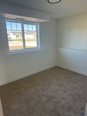 660 EAGLE CT, Box Elder, SD 57719