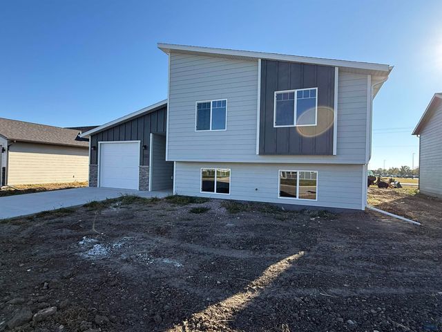 660 EAGLE CT, Box Elder, SD 57719