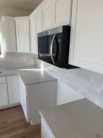 660 EAGLE CT, Box Elder, SD 57719