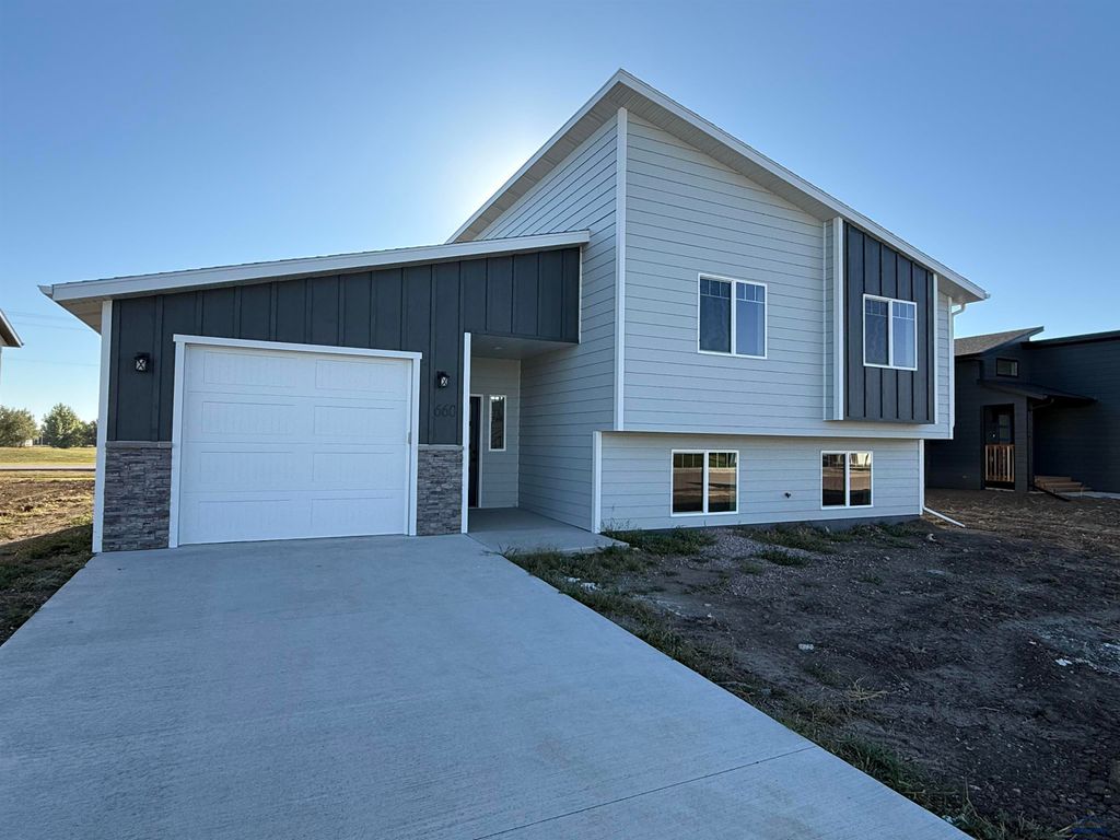 660 EAGLE CT, Box Elder, SD 57719