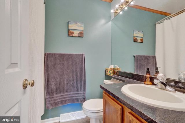 136 CROWN POINTE DR, York, PA 17402