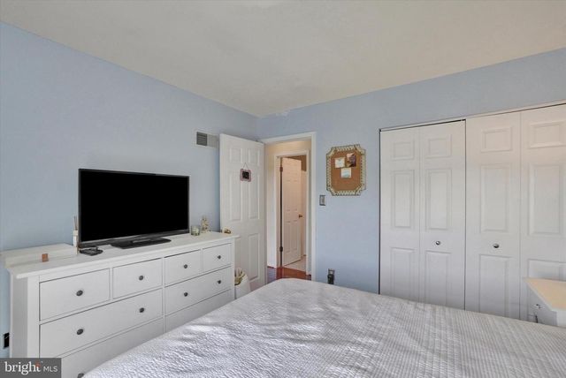 136 CROWN POINTE DR, York, PA 17402