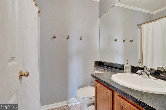 136 CROWN POINTE DR, York, PA 17402