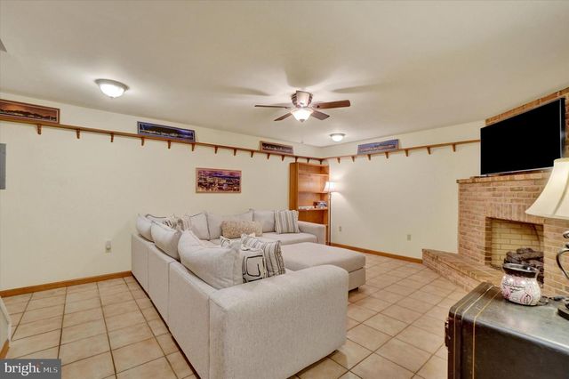 136 CROWN POINTE DR, York, PA 17402
