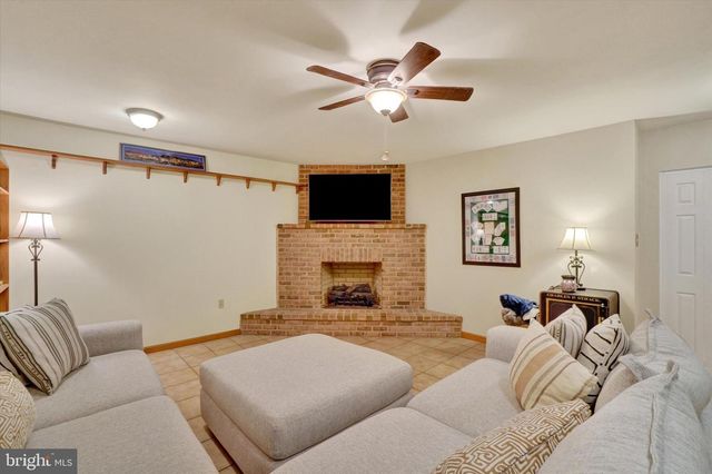 136 CROWN POINTE DR, York, PA 17402