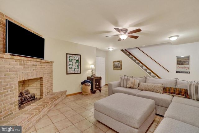 136 CROWN POINTE DR, York, PA 17402
