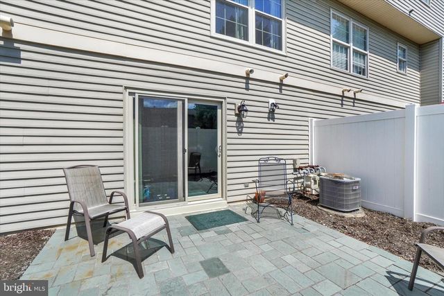 136 CROWN POINTE DR, York, PA 17402
