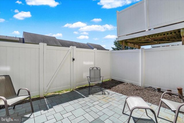 136 CROWN POINTE DR, York, PA 17402