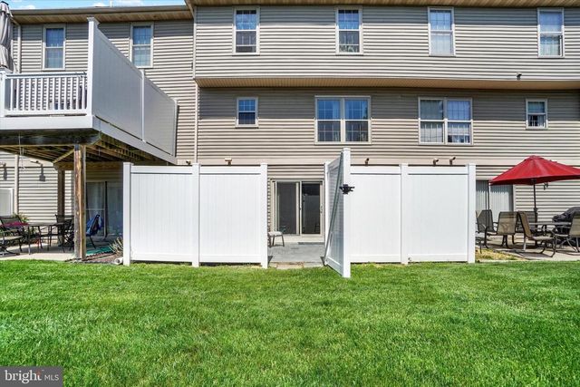 136 CROWN POINTE DR, York, PA 17402
