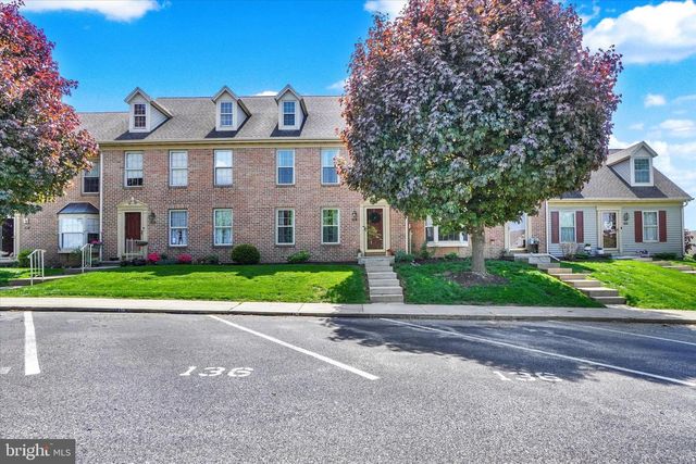 136 CROWN POINTE DR, York, PA 17402