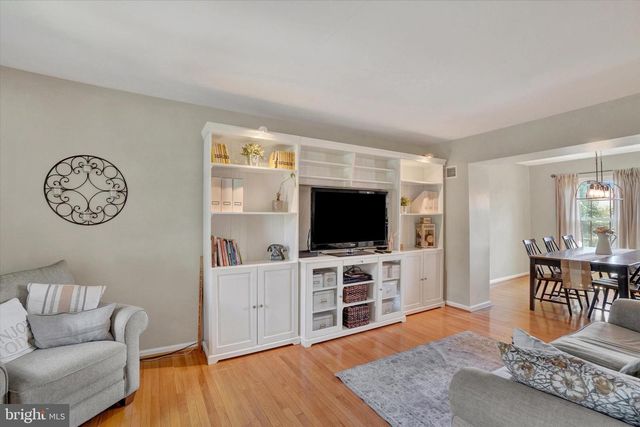 136 CROWN POINTE DR, York, PA 17402