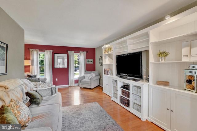 136 CROWN POINTE DR, York, PA 17402