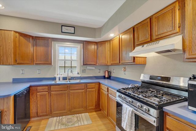 136 CROWN POINTE DR, York, PA 17402